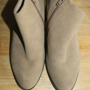 Vionic size 9 womens Orthotic suede Ankle Boots